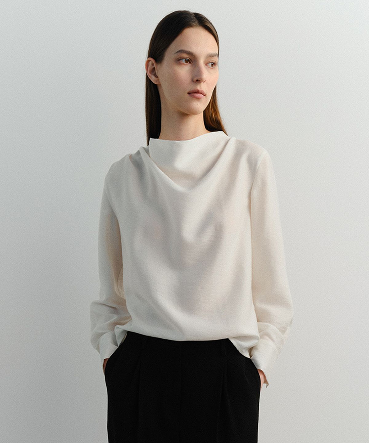 이아(EAAH) MEG COWL NECK BLOUSE (IVORY)