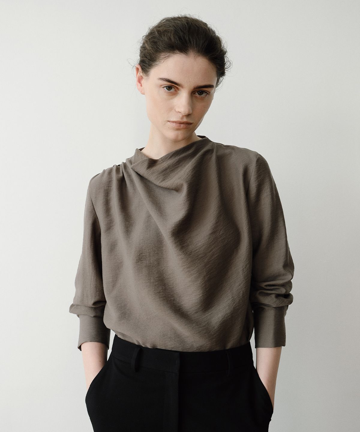 이아(EAAH) MEG COWL NECK BLOUSE (TAUPE)