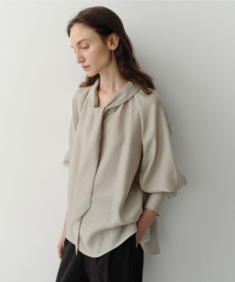 TIE SHIRRING BLOUSE (BEIGE)
