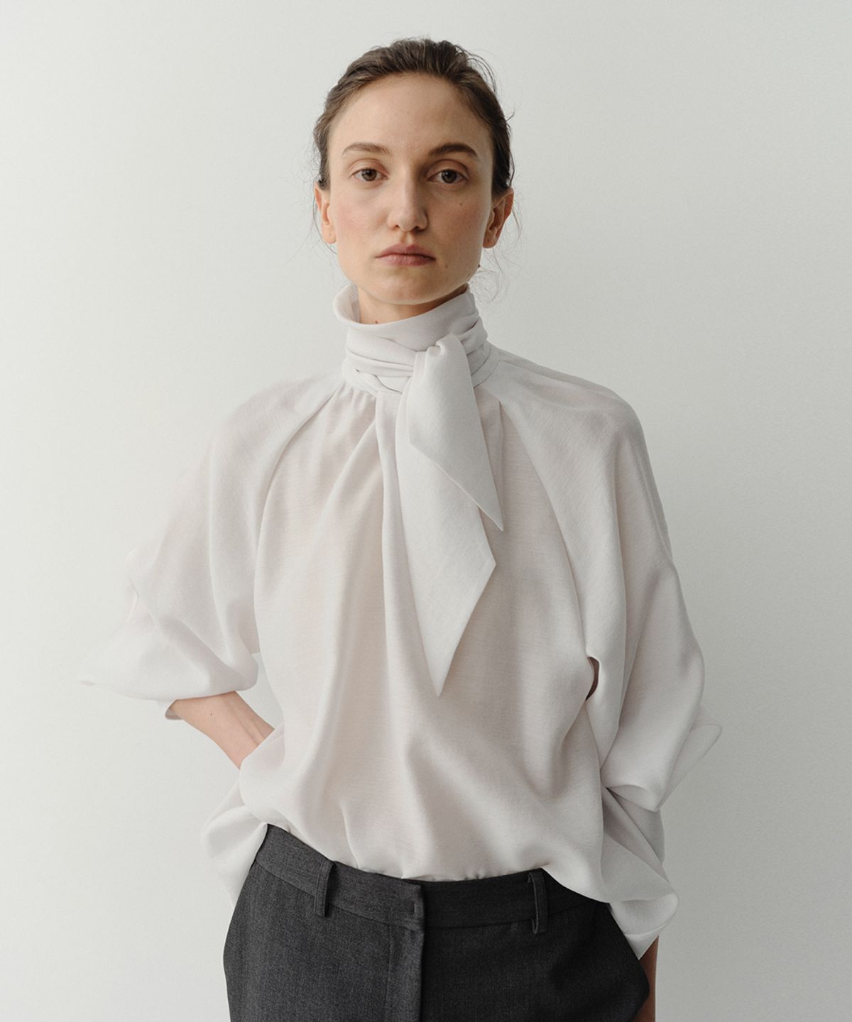 이아(EAAH) TIE SHIRRING BLOUSE (IVORY)