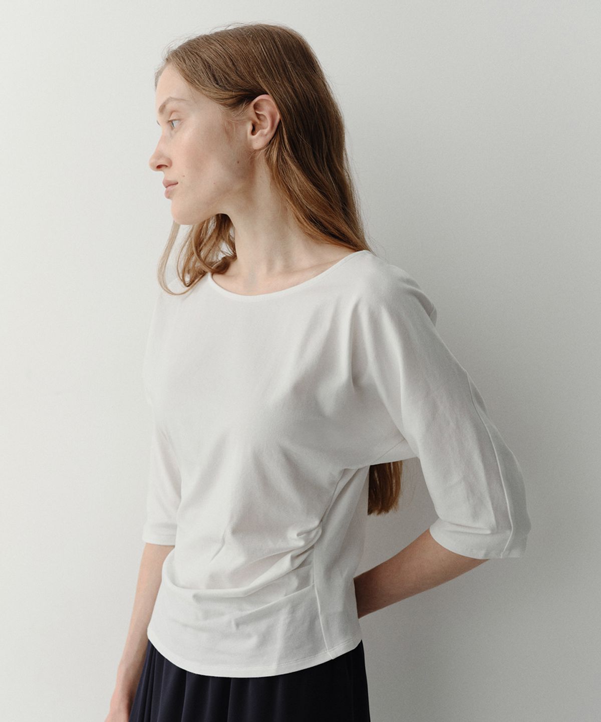 이아(EAAH) TILT TUCK T-SHIRT (WHITE)