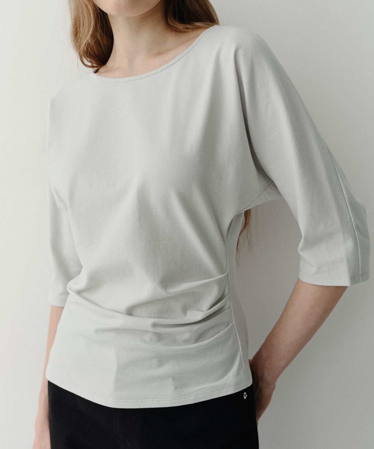 이아(EAAH) TILT TUCK T-SHIRT (LIGHT GREY)