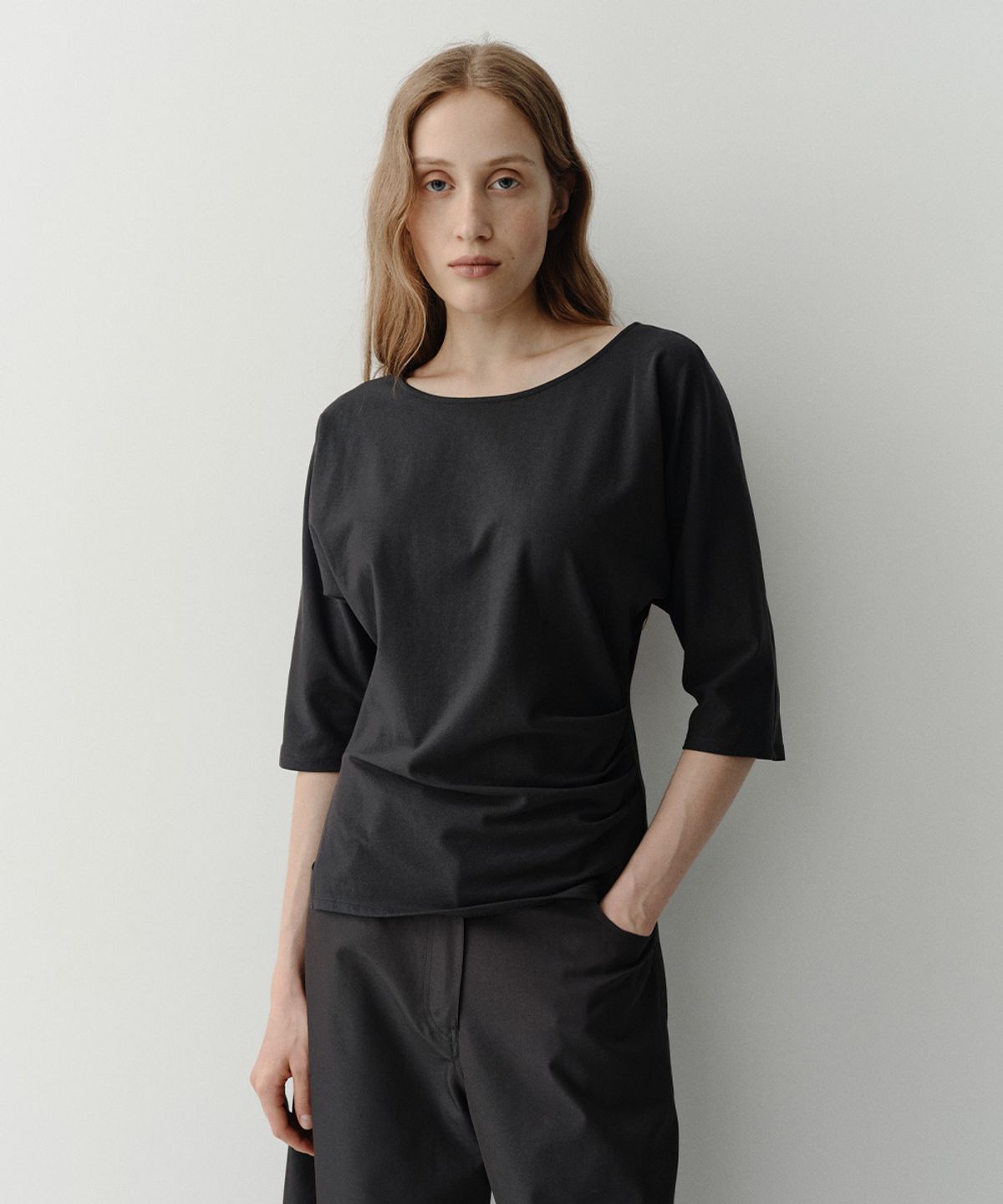 이아(EAAH) TILT TUCK T-SHIRT (CHARCOAL)