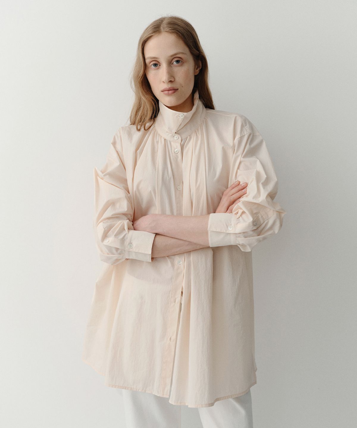 이아(EAAH) HIGH NECK SHIRRING SHIRT (PEACH)
