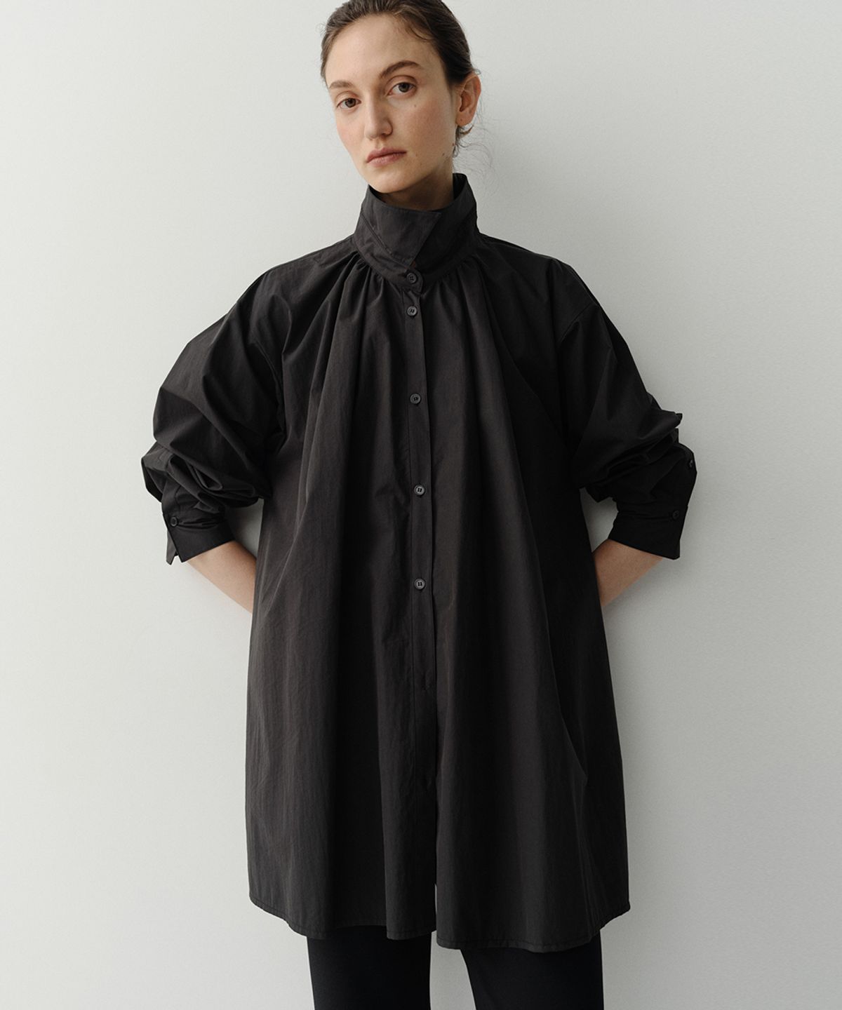 이아(EAAH) HIGH NECK SHIRRING SHIRT (BLACK)