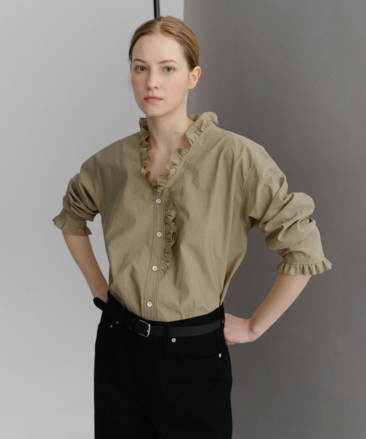 이아(EAAH) COVE RUFFLE SHIRT (OLIVE)