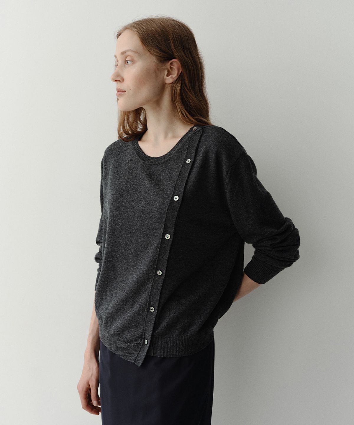 이아(EAAH) SIDE BUTTON KNIT PULLOVER (CHARCOAL)