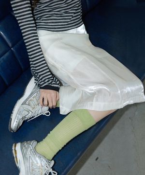 글로시 레이어드 미디 스커트 아이보리