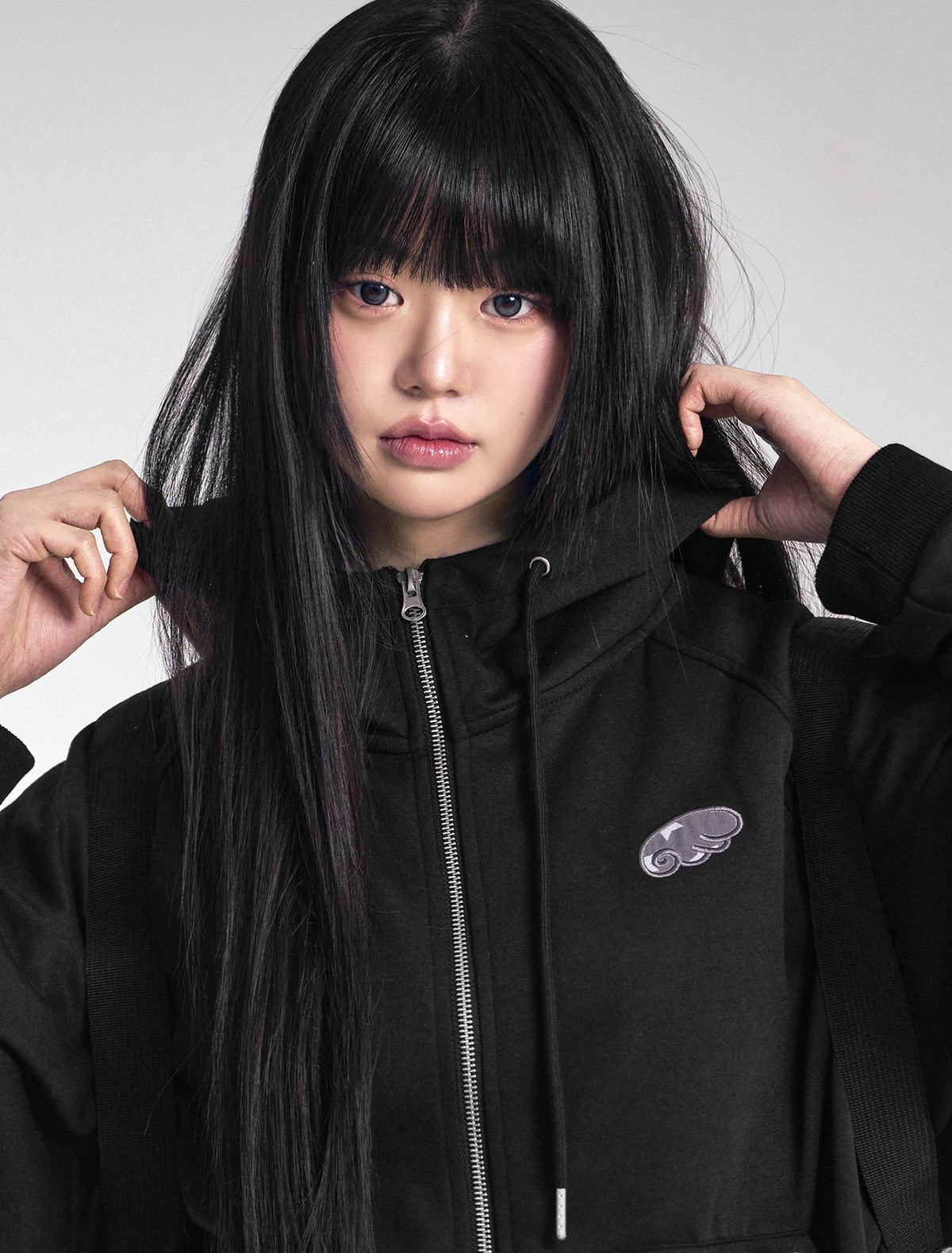 루프(LOOXP) 엔젤 자수패치 하이넥 오버핏 후드집업 블랙