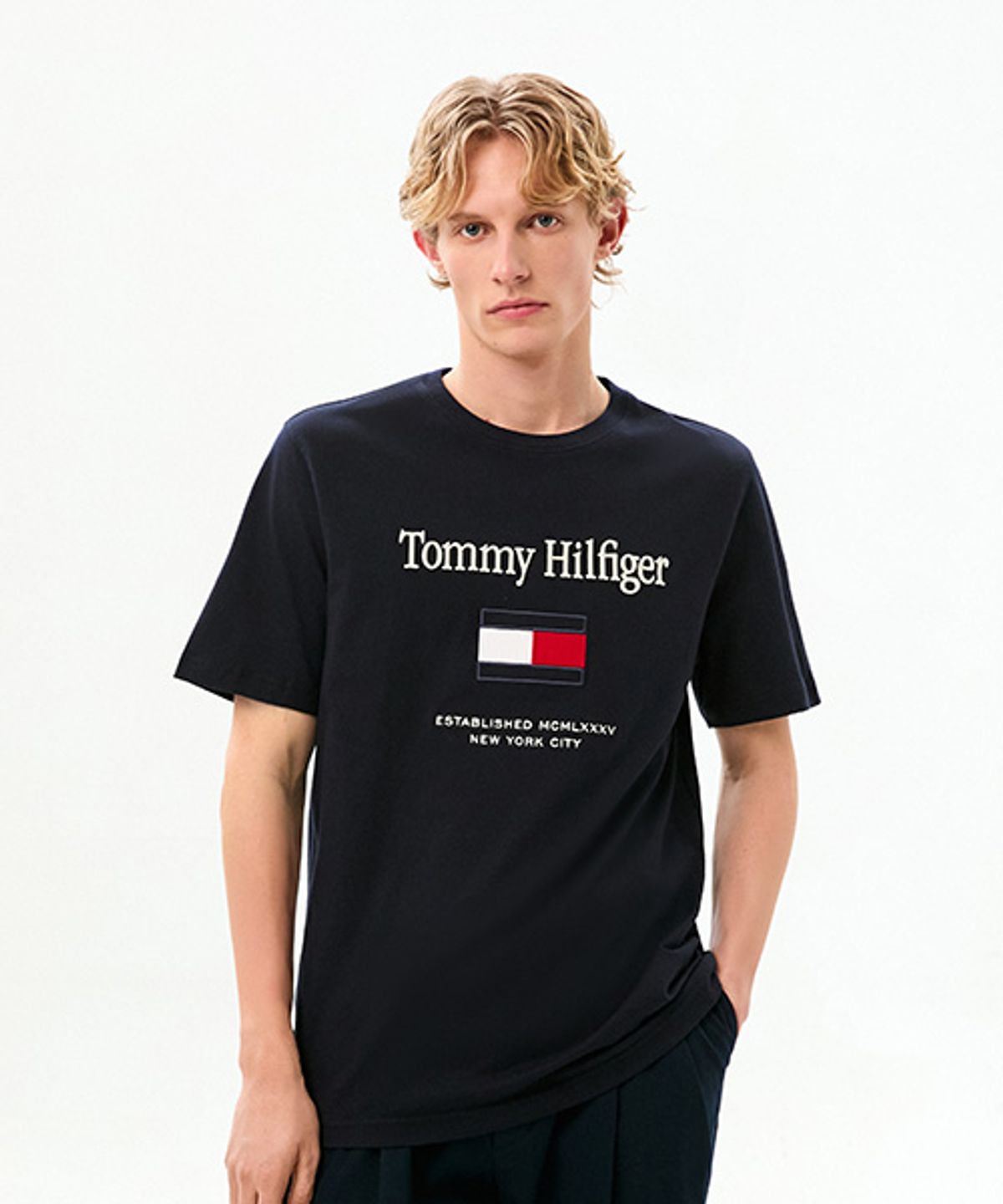 타미힐피거(TOMMY HILFIGER) 플래그 엠브로 티셔츠 (T12G0TPO300MT1DW5)