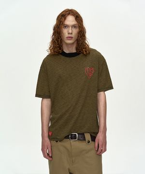 (ESSENTIAL) HEART LOGO STRIPE T-SHIRT atb1458m(BLACK/YELLOW)