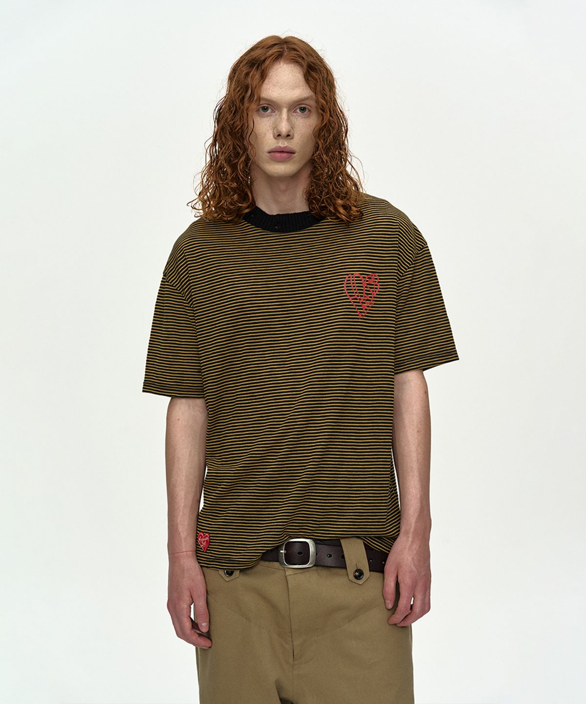 앤더슨벨(ADSB ANDERSSON BELL) (ESSENTIAL) HEART LOGO STRIPE T-SHIRT atb1458m(BLACK/YELLOW)
