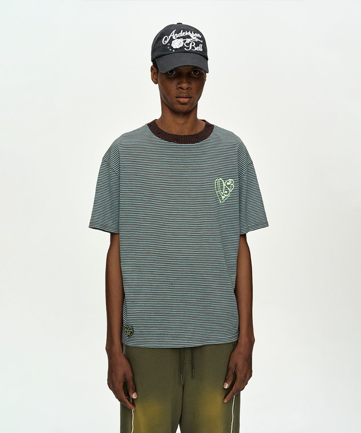 앤더슨벨(ADSB ANDERSSON BELL) (ESSENTIAL) HEART LOGO STRIPE T-SHIRT atb1458m(CHOCO/MINT)
