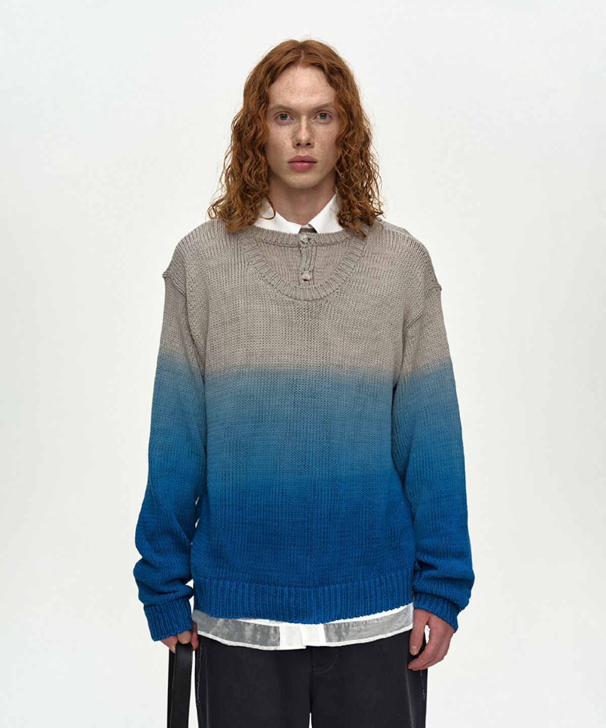 앤더슨벨(ADSB ANDERSSON BELL) GRADIENT HENRY-NECK SWEATER atb1412m(BEIGE/BLUE)