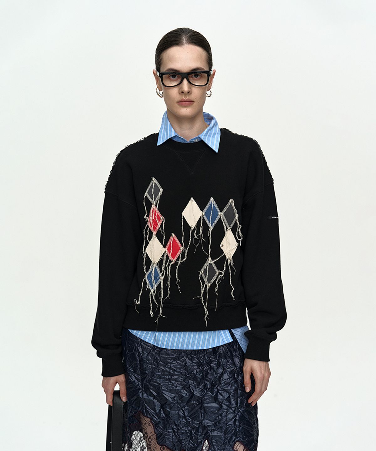 앤더슨벨(ADSB ANDERSSON BELL) (ESSENTIAL) STUDDED ARGYLE PATCHWORK SWEATSHIRT atb1479w(BLACK)