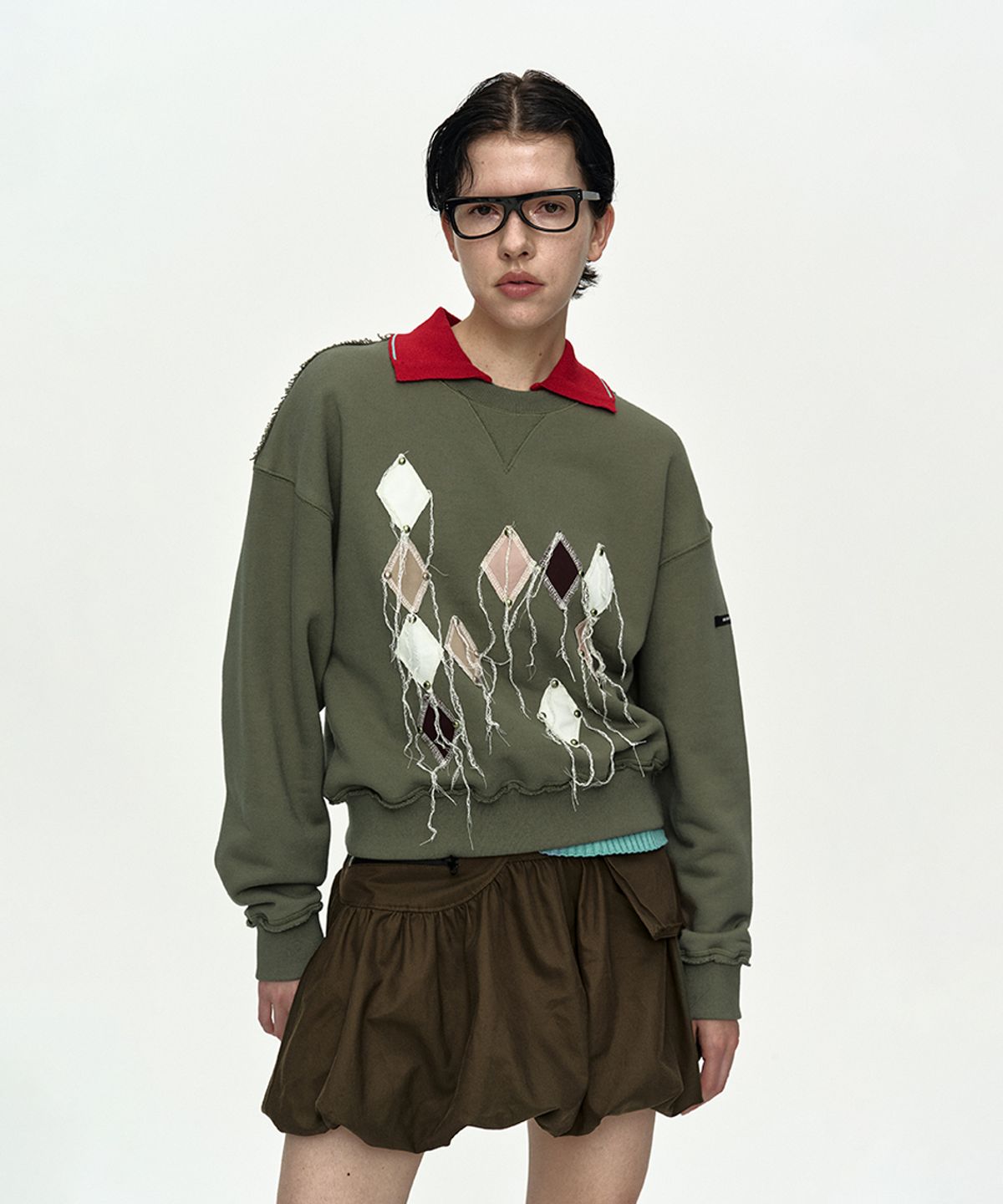 앤더슨벨(ADSB ANDERSSON BELL) (ESSENTIAL) STUDDED ARGYLE PATCHWORK SWEATSHIRT atb1479w(DUST OLIVE)