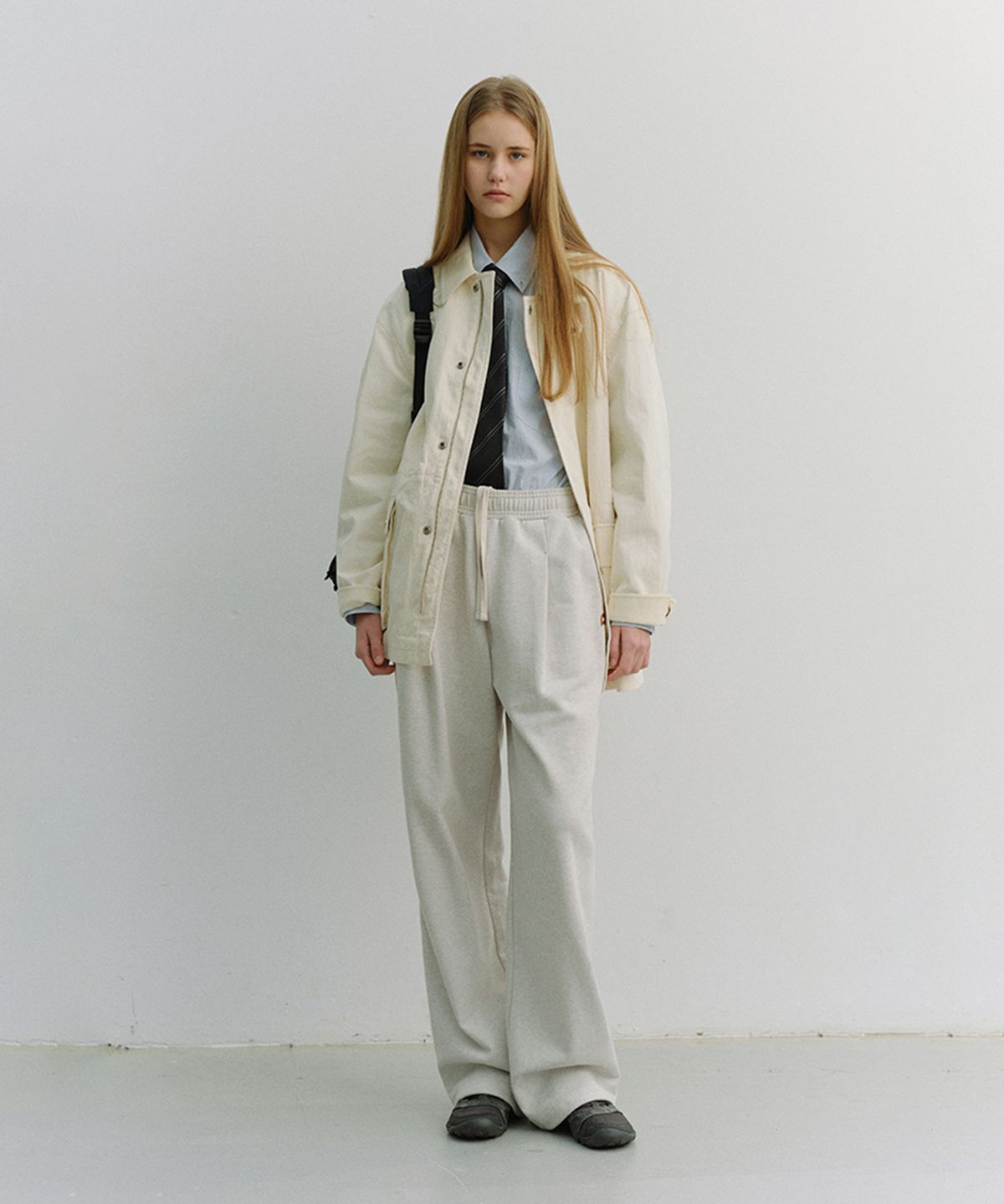 던스트(DUNST) UNISEX LEATHER LOGO WIDE SWEAT PANTS_UDPA6A102_OATMEAL MELANGE