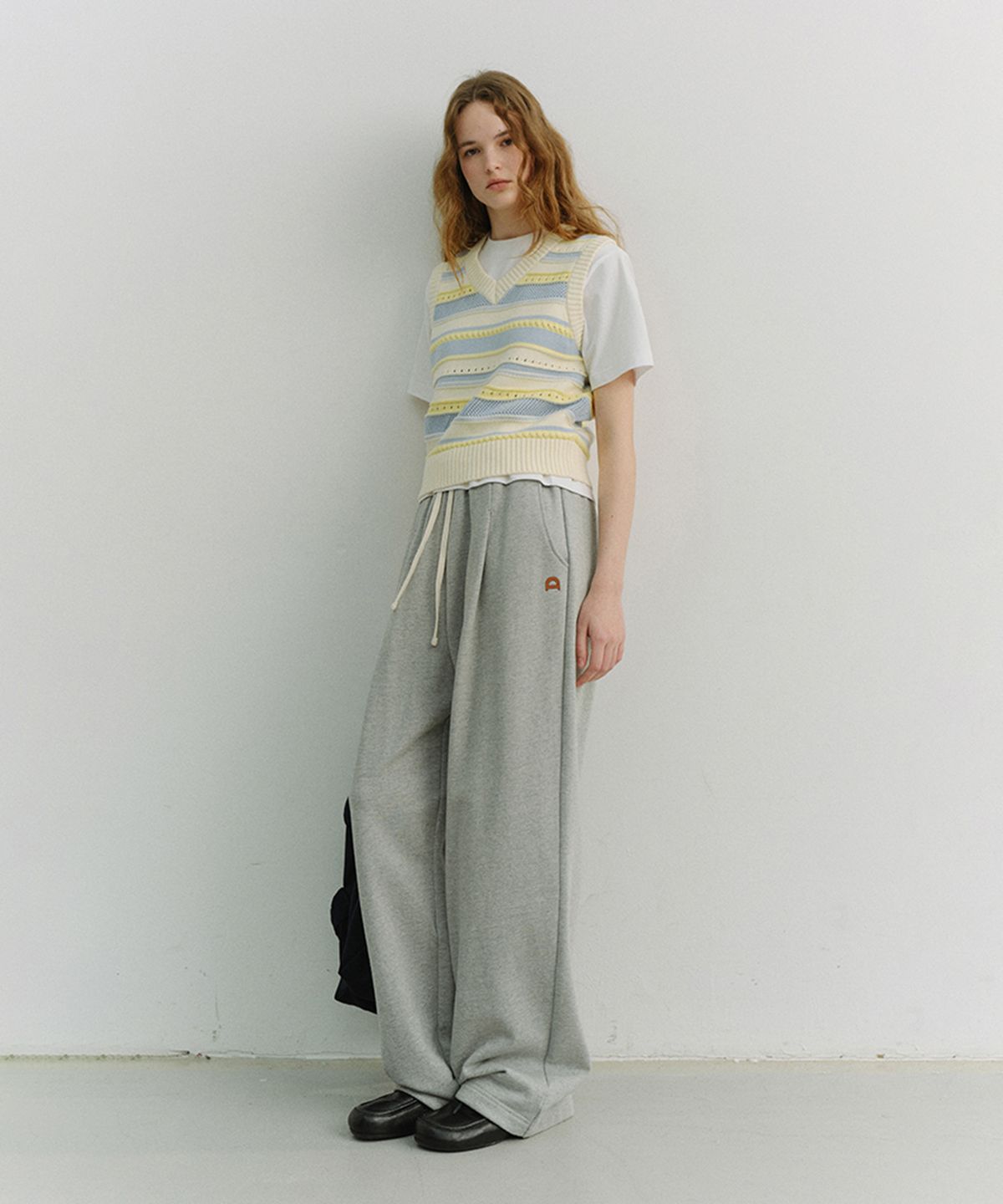 던스트(DUNST) UNISEX LEATHER LOGO WIDE SWEAT PANTS_UDPA6A102_MELANGE GREY