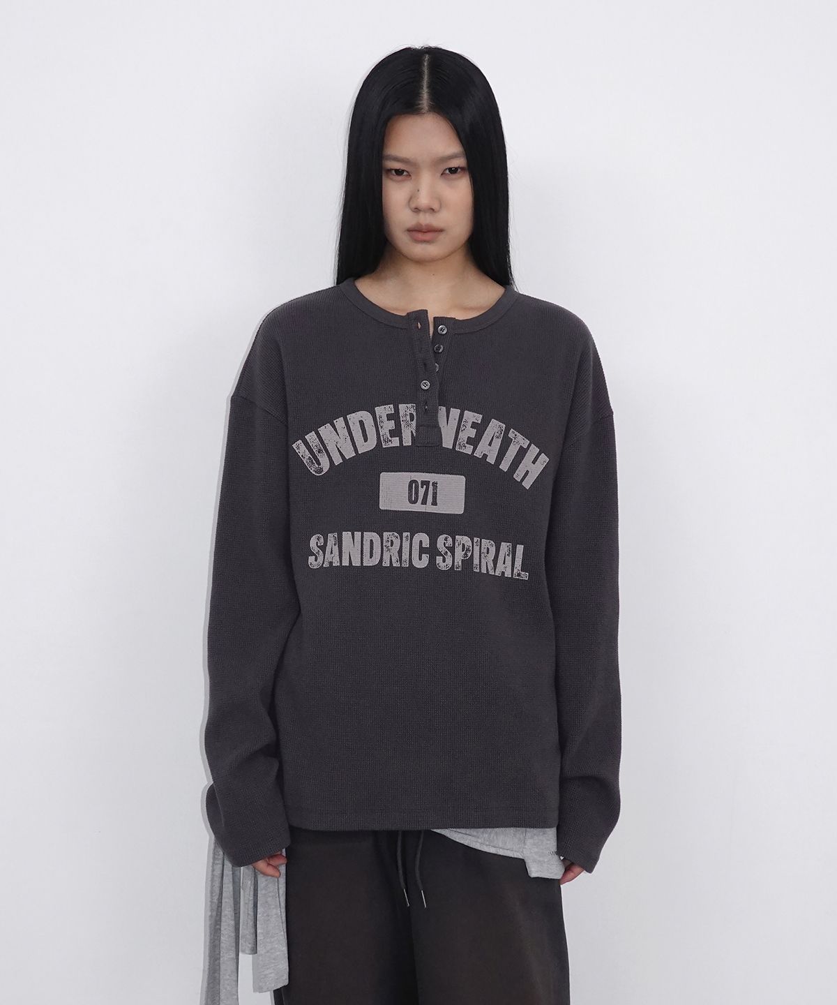 샌드릭(SANDRIC) Henley Neck Waffle Long Sleeve_Charcoal