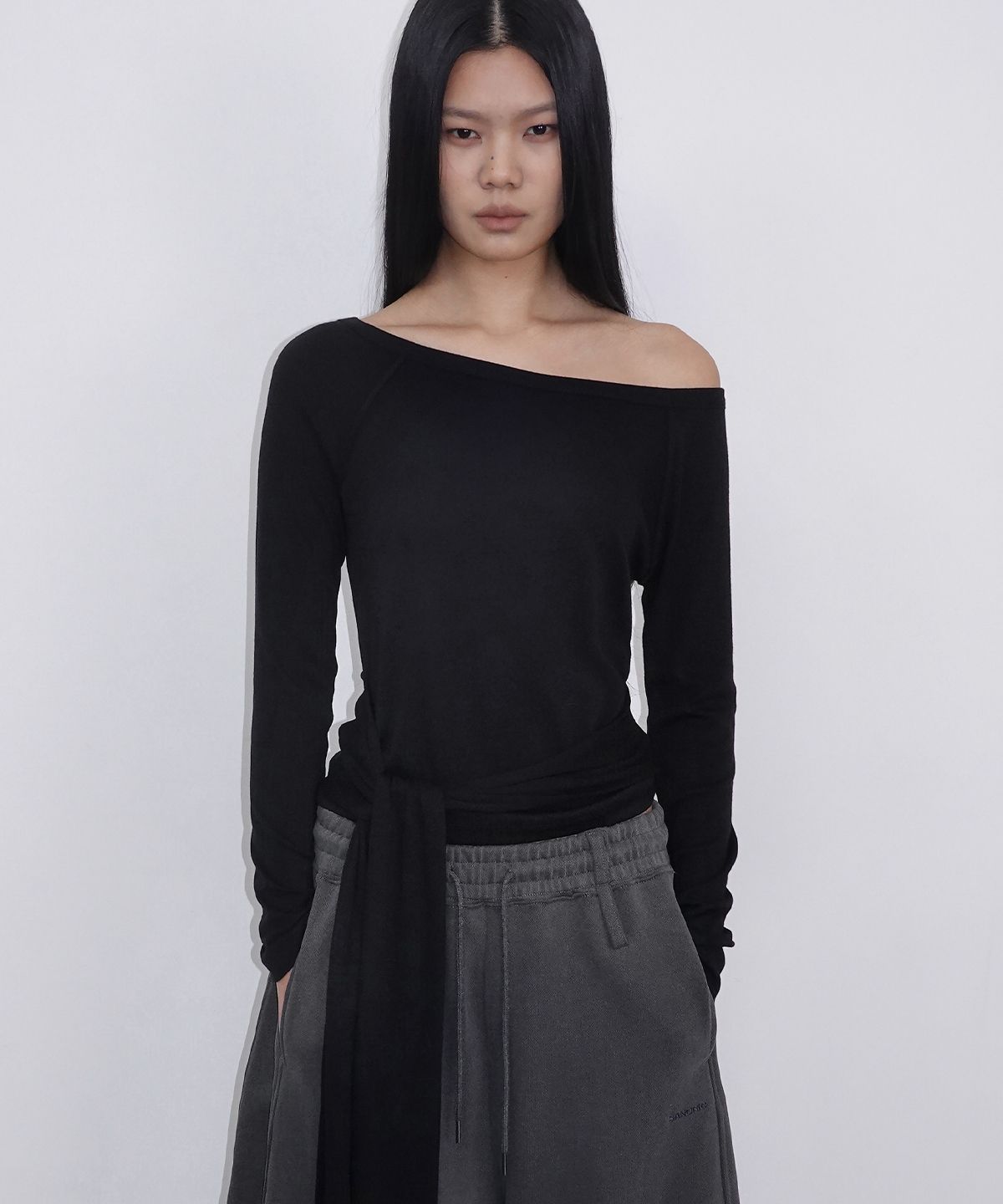 샌드릭(SANDRIC) Strap Off shoulder T_Black