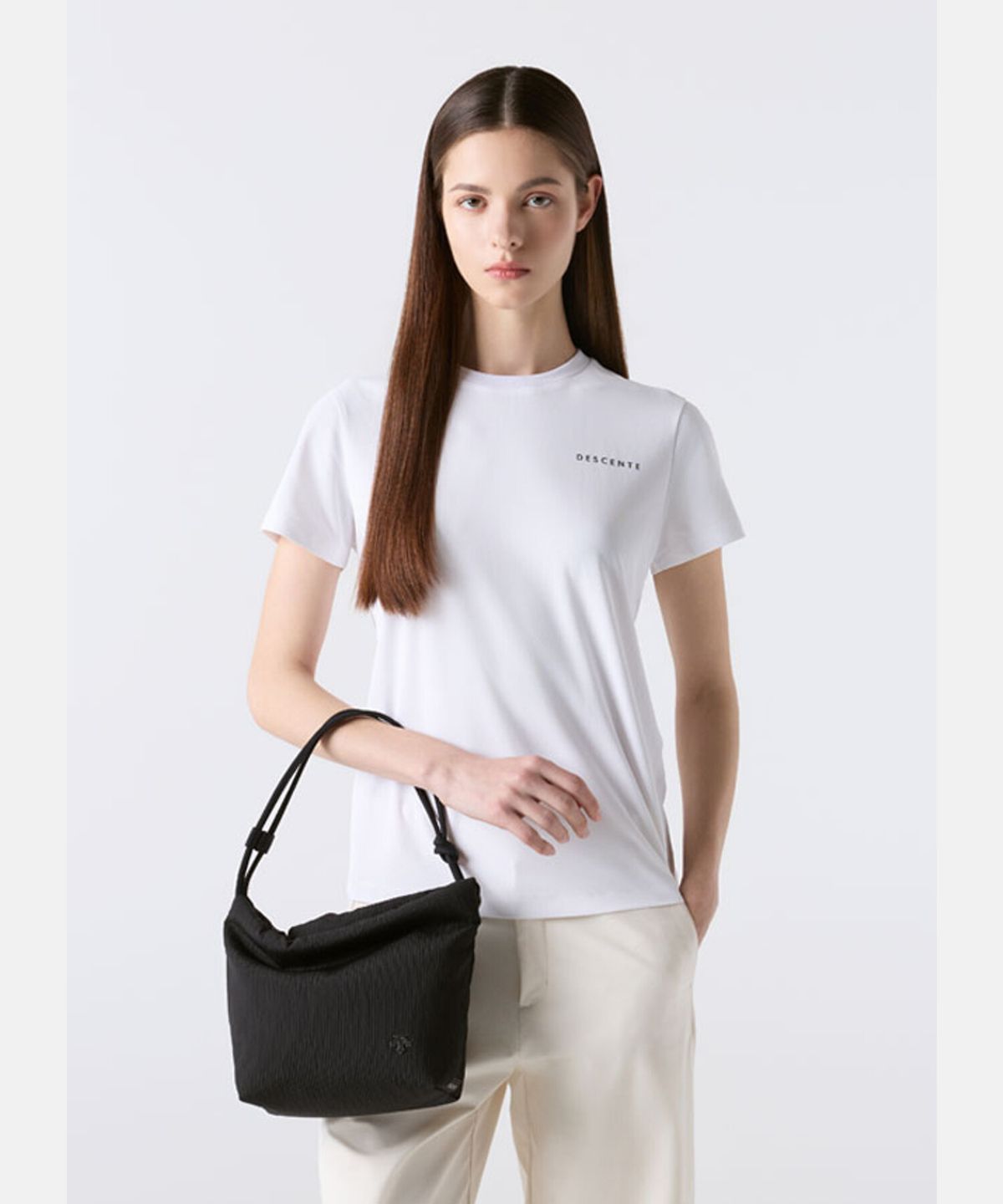 데상트(DESCENTE) 우먼스 플리츠 버킷백 블랙 SR222UBG42
