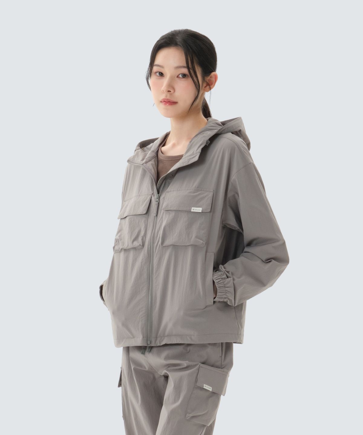 스노우피크 어패럴(SNOWPEAK APPAREL) 루트 여성 포켓 바람막이 (S26MWRWB61) Vintage Gray