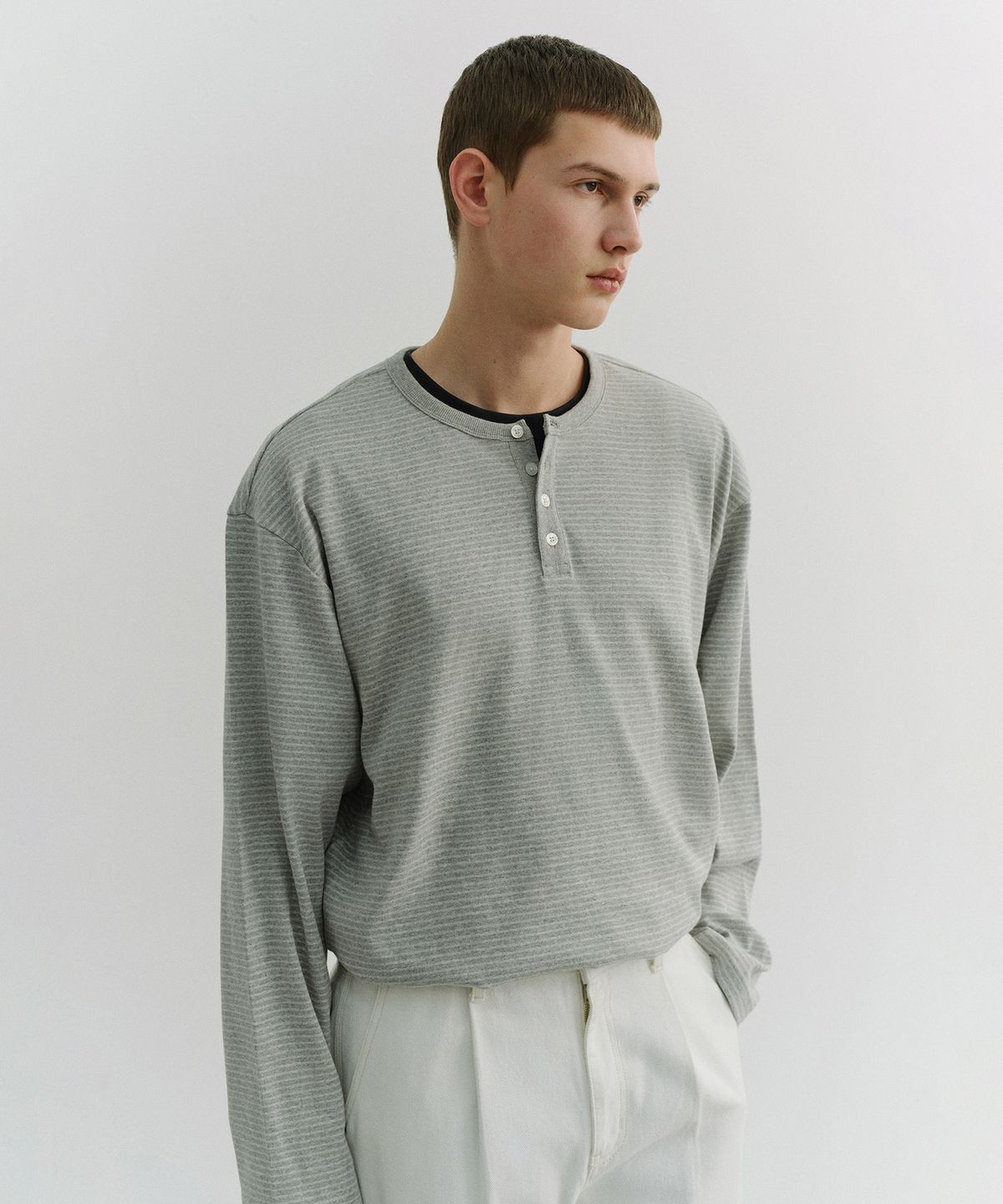 던스트 포 맨(DUNST FOR MEN) HENLEY-NECK T-SHIRT_UNISEX_UDTS6A109_GREY STRIPE