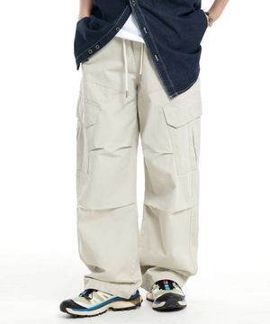 사선 절개 필드 파라슈트 카고 팬츠 아이보리