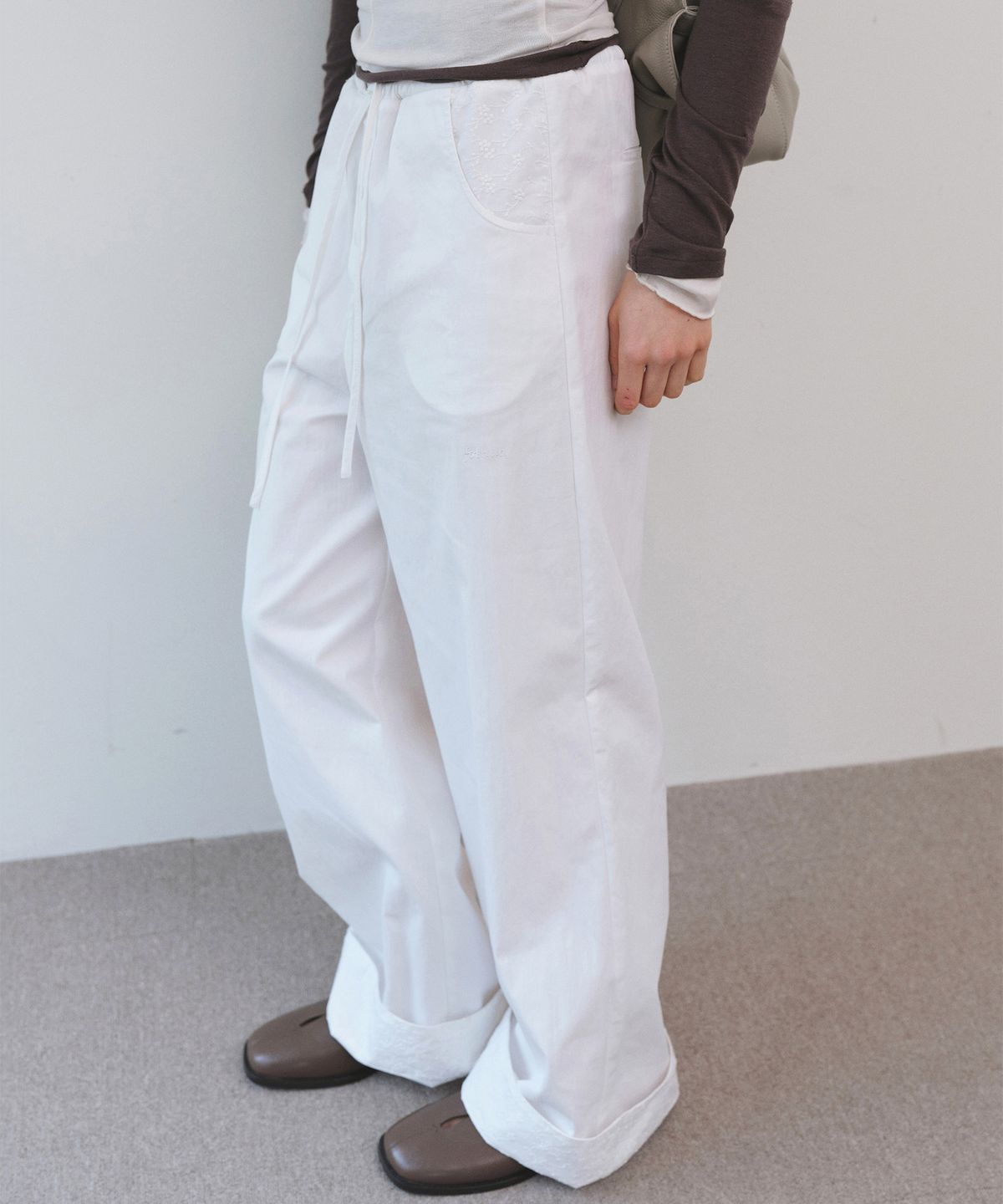폴뉴아(FOLNUA) SERENE ROLL UP PANTS (WHITE)