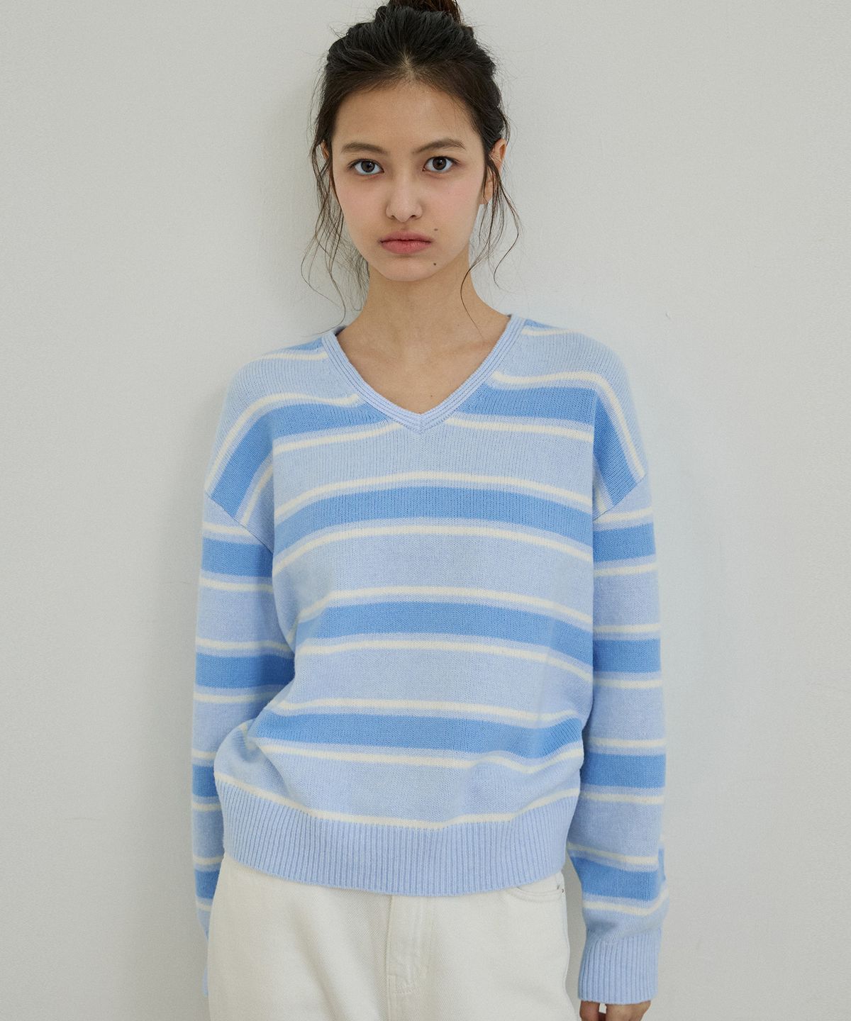 반원 아틀리에(VANONE ATELIER) KN4280 스트라이프 브이넥 니트_Powder blue