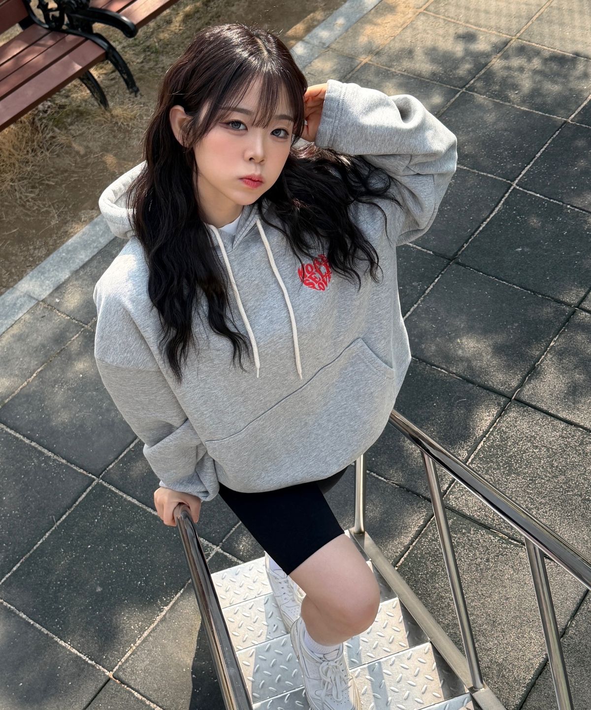 데이라이프(DAYLIFE) 모어 하트 로고 스트링 후드 티셔츠 (그레이)