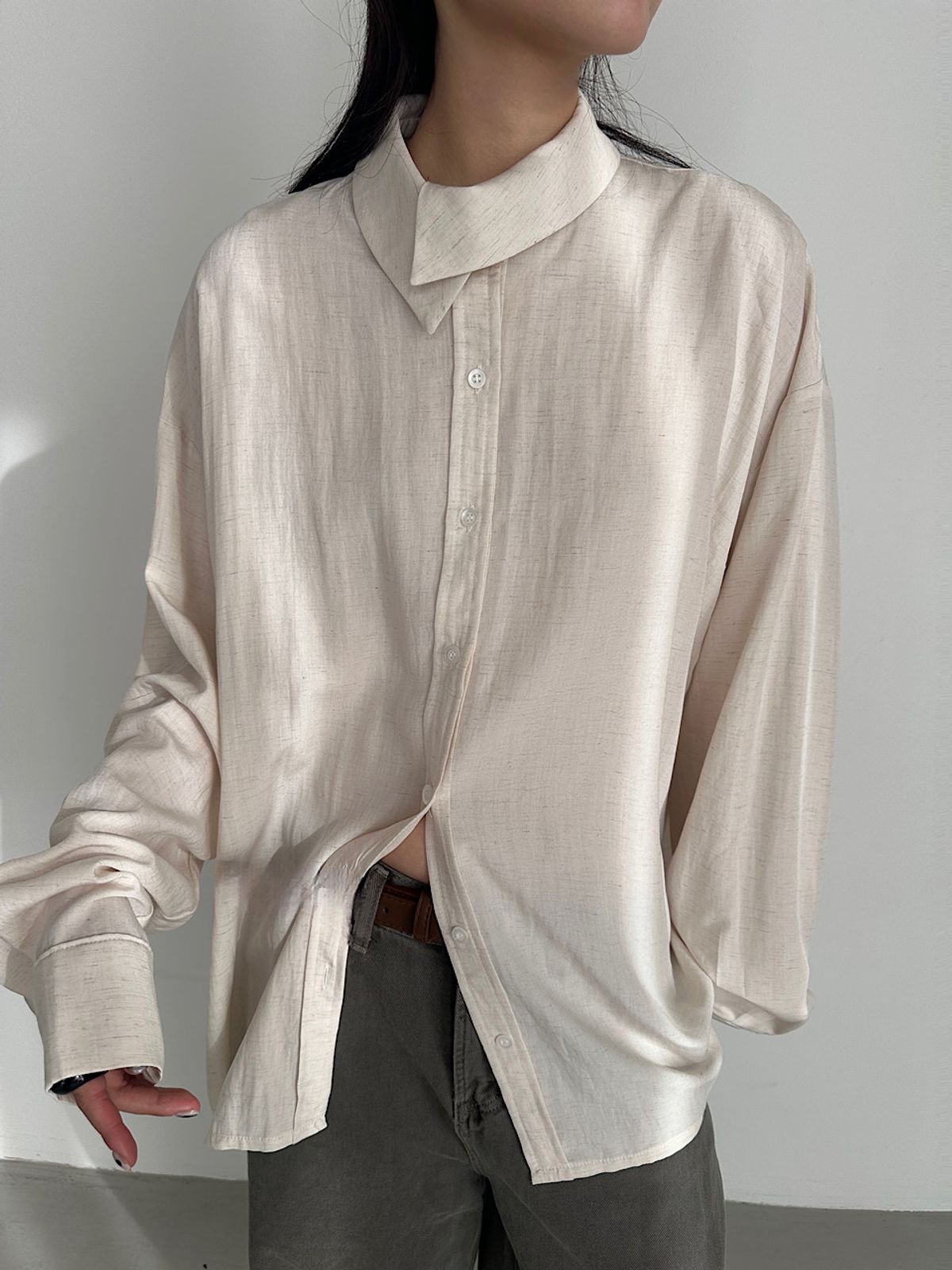 아포엠(APOEM) Folded Collar Soft Blouse (3C)