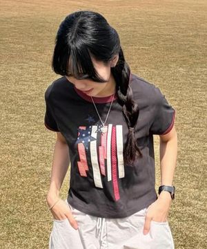 FLAG APPLIQUE RINGER CROP TEE CHARCOAL(MG2GMFT513A)