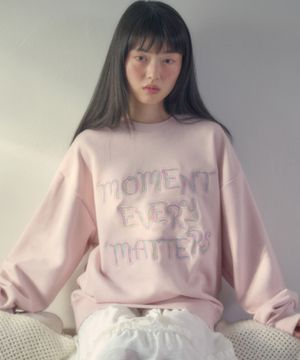 Moment 아플리케 자수 맨투맨 티셔츠 AMM1401 (핑크)