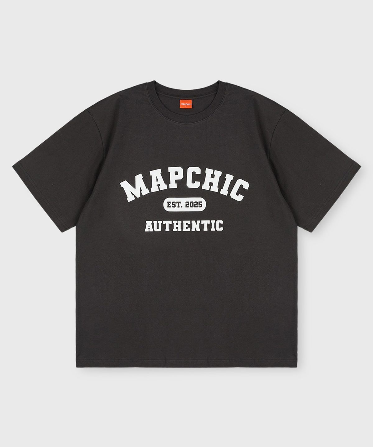 맵시크(MAPCHIC) 어센틱 로고 오버핏 반팔티_차콜