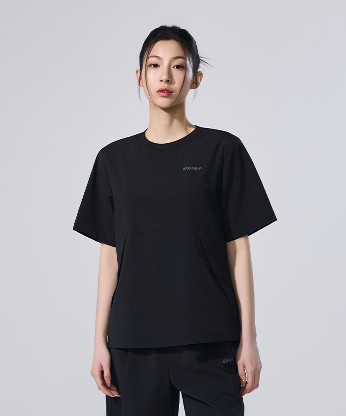 디스커버리 익스페디션(DISCOVERY EXPEDITION) 유니 프레시벤트 경량 우븐 트레이닝 반팔 티셔츠 (BLACK)