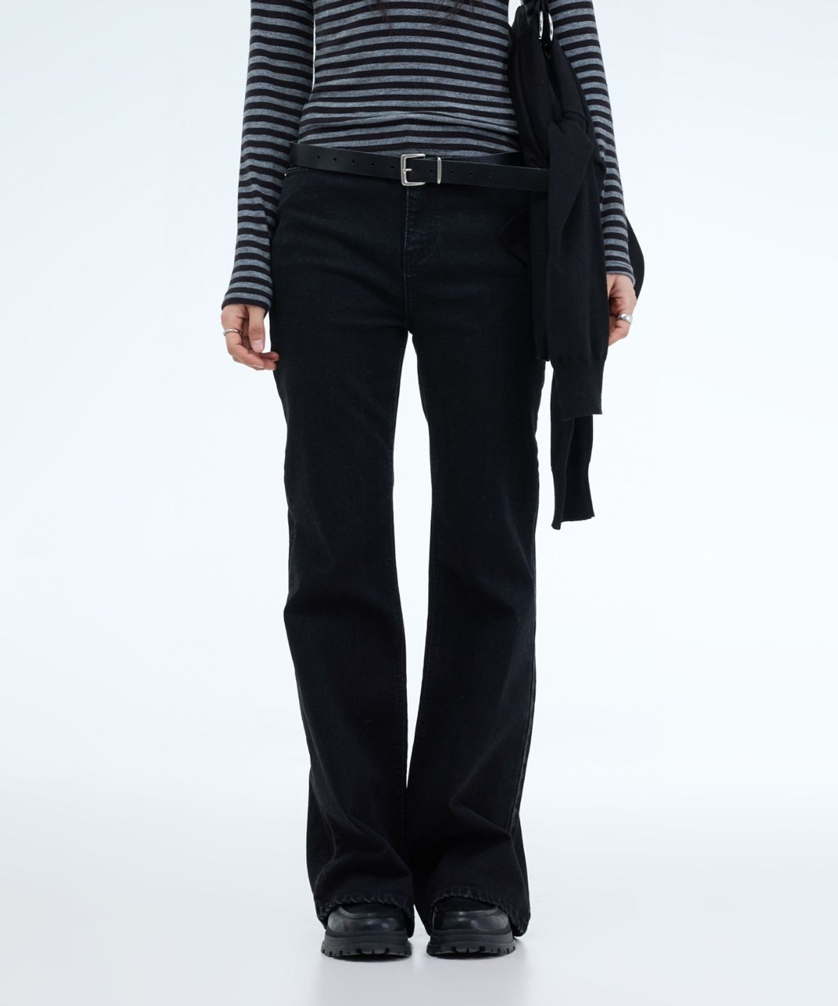 포르테나(PORTERNA) HIGH RISE SLIM FLARE JEANS-BLACK