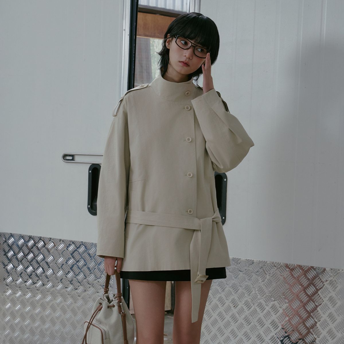 랩(LAP) 하이넥 하프 트렌치 코트 AS1WC260