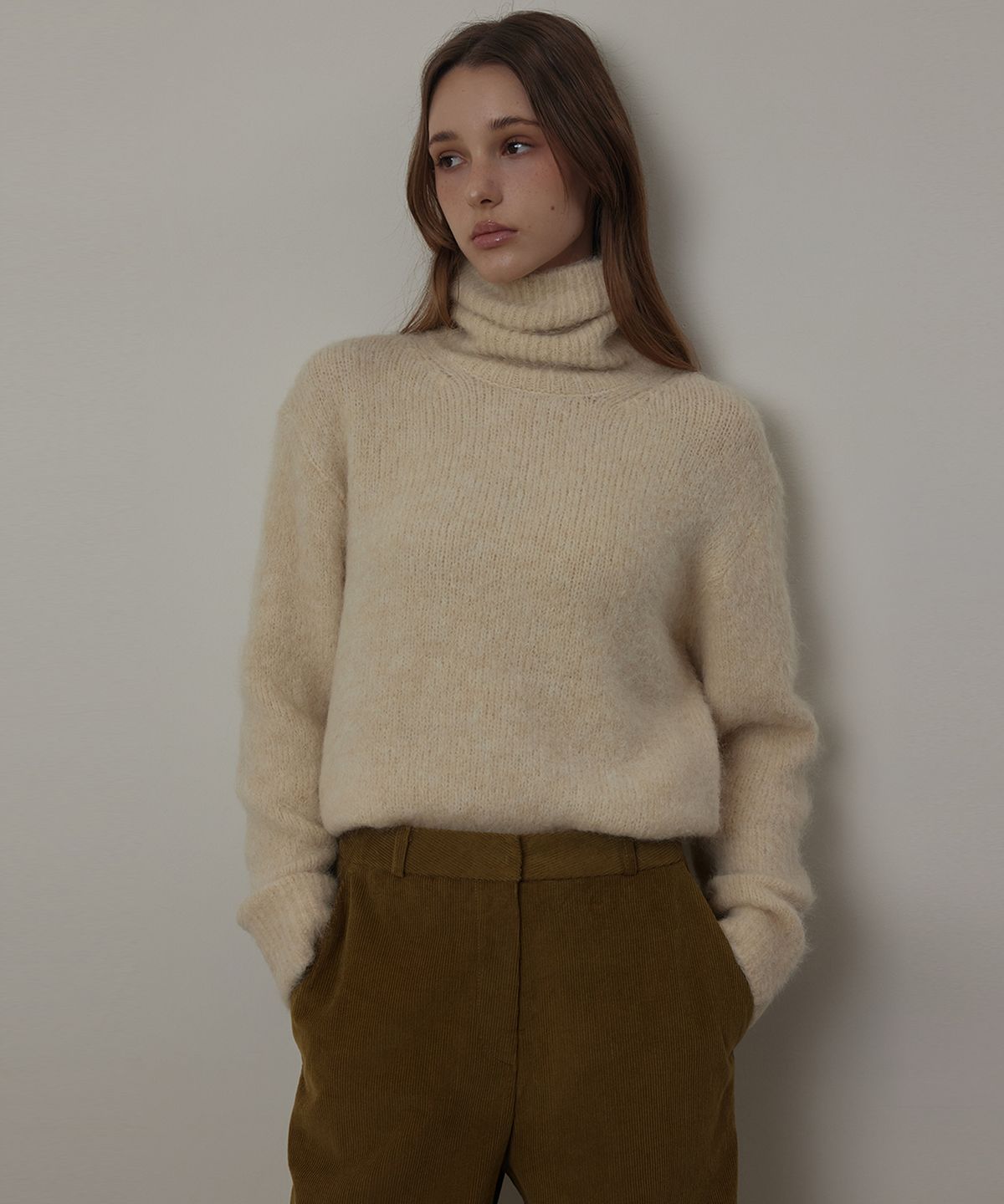 퀸스래빗(Q'SRB) Hairy Alpaca Warm Turtle-neck Knit