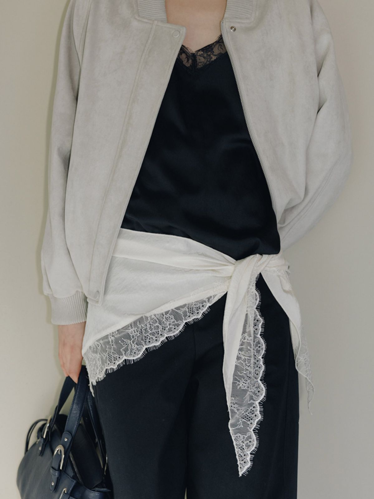 루에브르(LOEUVRE) Lace-Trimmed Satin Triangle Scarf SX6XF016_2color