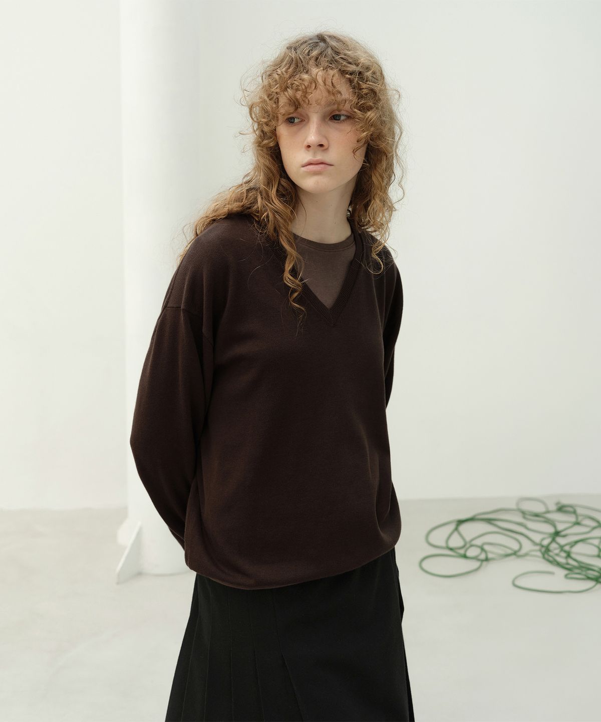 르바(LEVAR) All-day Cotton V-neck Knit - Espresso Brown