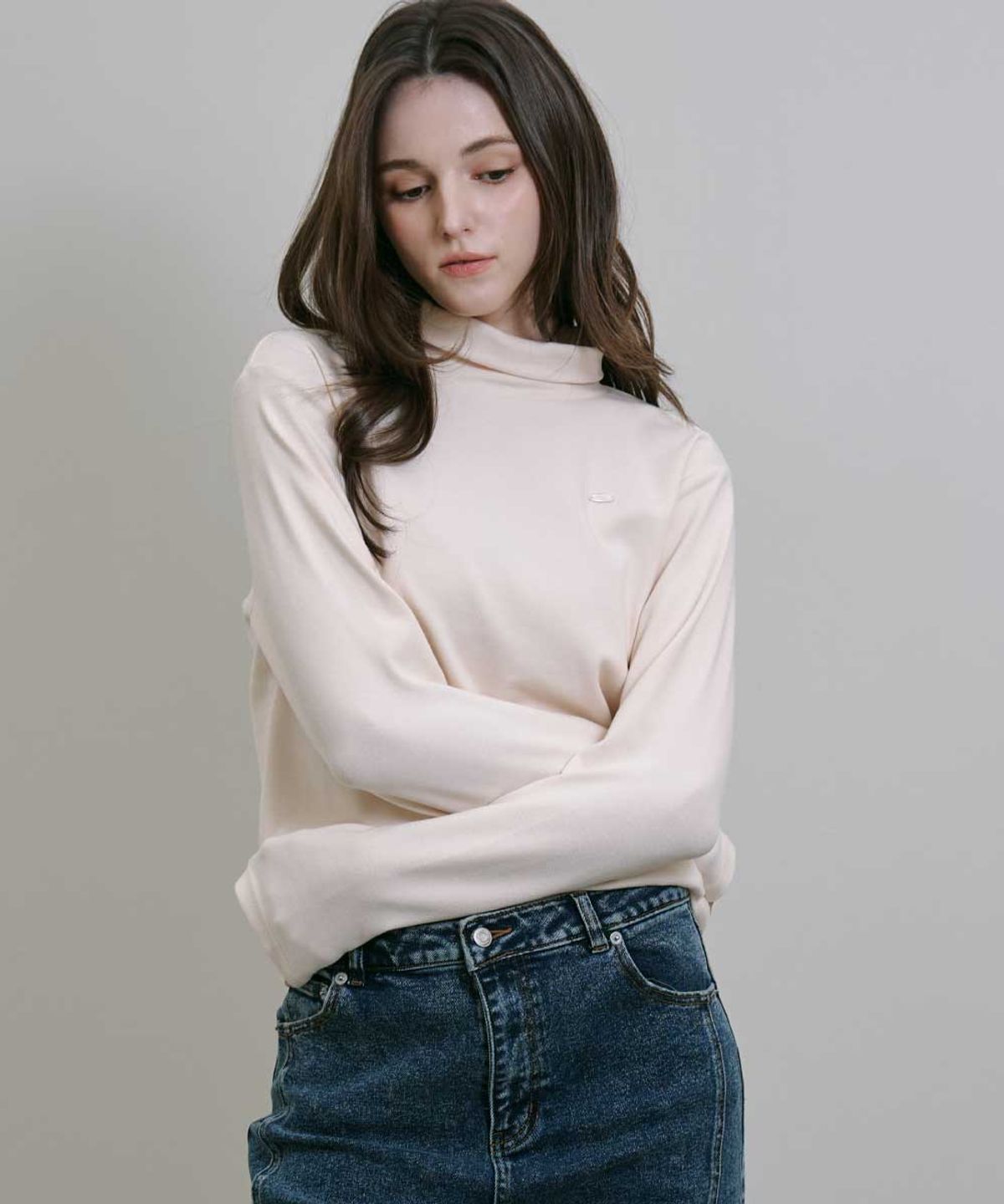 이븐시아(EVENCIA) 메탈 로고 기모 터틀넥