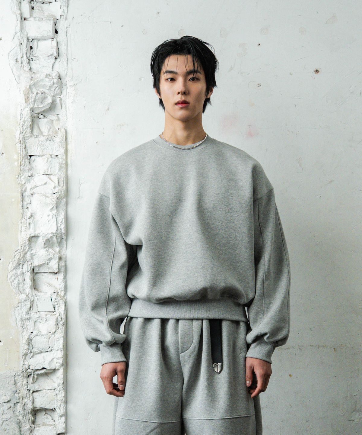 노이네타(NOITNETTA) NNT 크롭 소매 절개 맨투맨