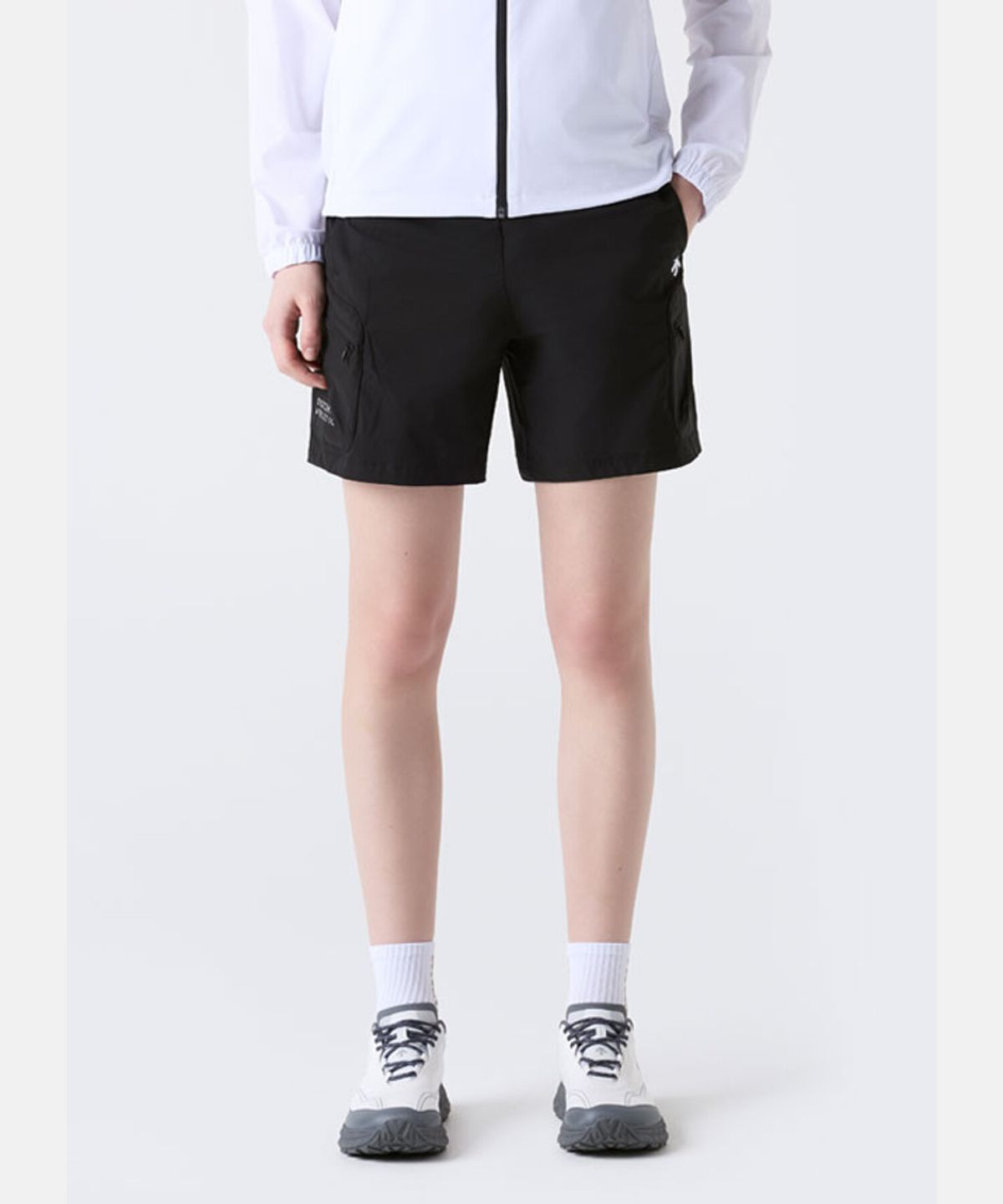 데상트(DESCENTE) 우먼스 6인치 우븐 쇼츠 블랙 SR122PHP22