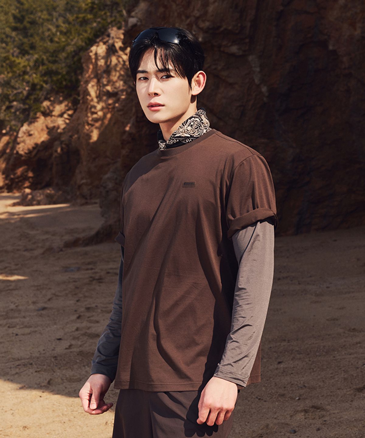디스커버리 익스페디션(DISCOVERY EXPEDITION) 유니 프레시벤트 세미오버핏 스몰로고 반팔티셔츠 (Brown)