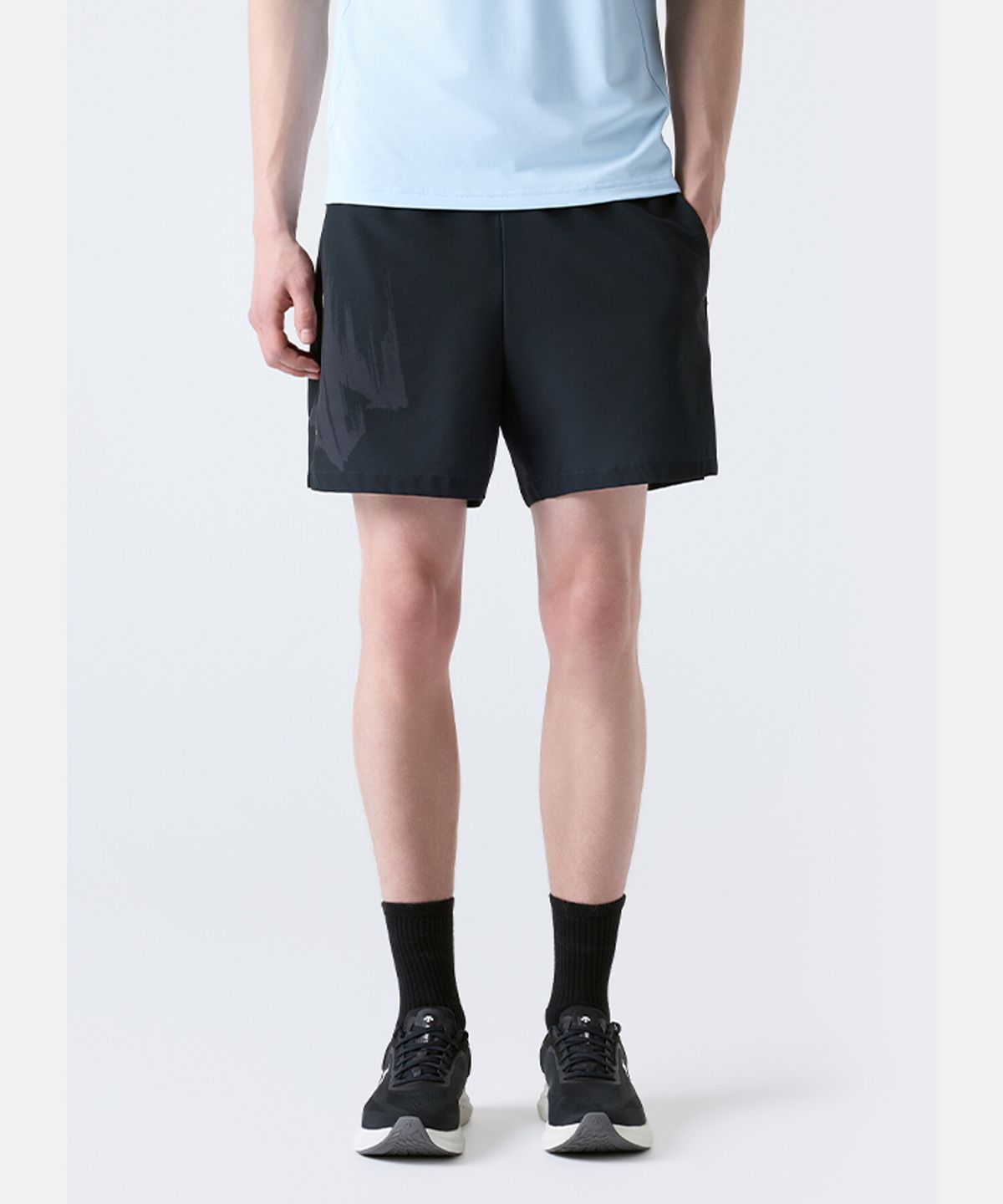 데상트(DESCENTE) 트레이닝 5인치 우븐 쇼츠 블랙 SR121THP11