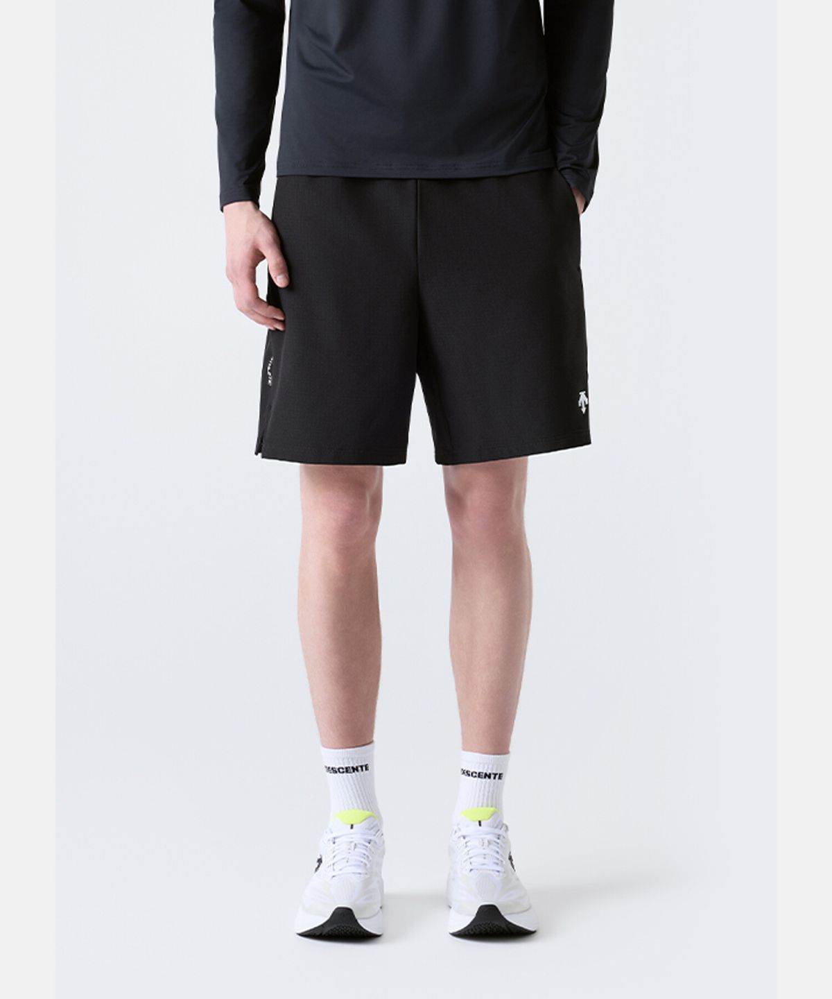 데상트(DESCENTE) 트레이닝 7.5인치 우븐 쇼츠 블랙 SR121THP12