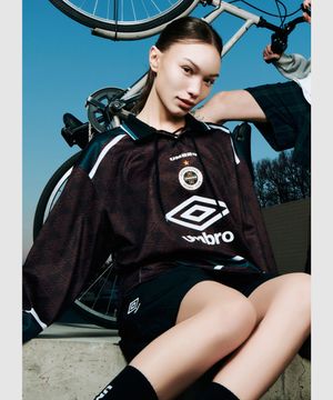 레이스업 메쉬 긴팔 티셔츠 블랙 UR121CRL32