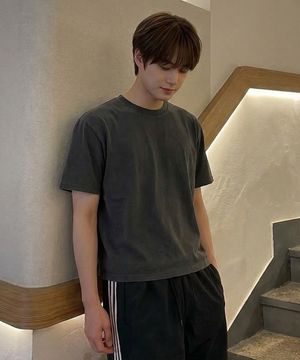 피그먼트 크롭 무지 뒷절개 반팔 티셔츠 챠콜