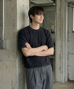 피그먼트 크롭 무지 뒷절개 반팔 티셔츠 블랙